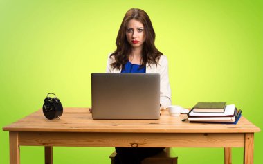 Üzücü bir iş kadını renkli adam onu laptop ile çalışma