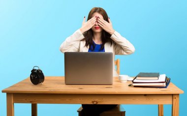 Onu laptop ile çalışma ve üzerinde gözlerini kapsayan iş kadını 