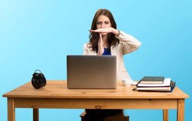 Onu laptop ile çalışma ve zaman aşımına gestu yapım iş kadını