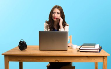 Onu laptop ile çalışma ve sessizlik gestur yapım iş kadını