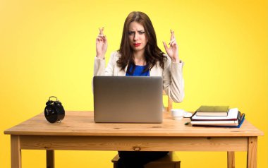 Onu laptop ile ve onunla birlikte çalışan iş kadın cros parmak