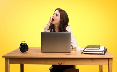 Onu laptop ile çalışma ve renkli b esneme iş kadını