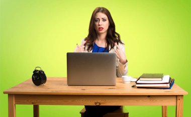 Onu laptop ile çalışma ve sürpriz gestu yapım iş kadını