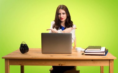 Onu laptop ile çalışma ve işaret iş kadını için sonraki