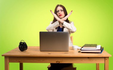 Onu laptop ile çalışma ve hiçbir jest yapma iş kadını 