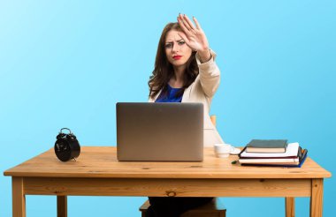 Onu laptop ile çalışma ve c dur işareti yapmak iş kadını