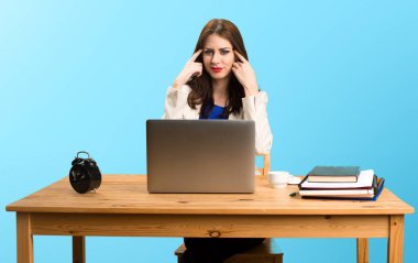 Onu laptop ile çalışma ve renkli üzerinde düşünme iş kadını 