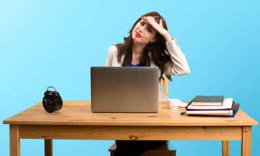 Onu laptop ile çalışan ve bir şey üzerinde gösterilen iş kadını 