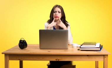 Üzücü bir iş kadını renkli adam onu laptop ile çalışma