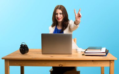 Onu laptop ile çalışma ve zafer gestur yapım iş kadını