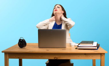 İş kadını ile onu laptop ve boyun ağrısı col üzerinde çalışma