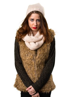 Kış kıyafetleri ile üzgün kız