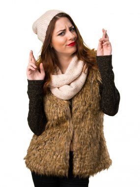 Kış kıyafetleri ile geçiş parmakları ile kız