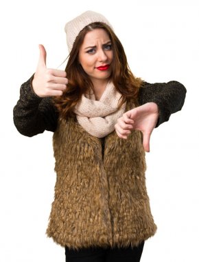 İyi-kötü işaret yapma kış kıyafetleri ile kız