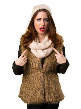 Sürpriz bir jest yapma kış kıyafetleri ile kız