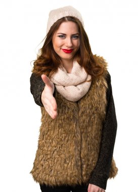 Bir anlaşma yapmadan kış kıyafetleri ile kız