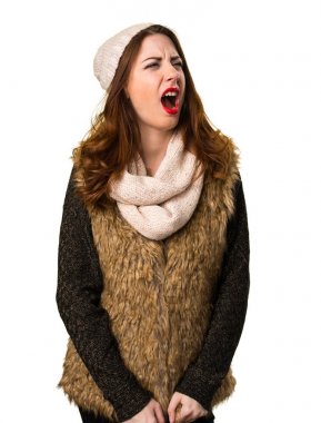 Bağırarak kış kıyafetleri ile kız