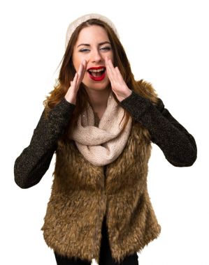 Bağırarak kış kıyafetleri ile kız