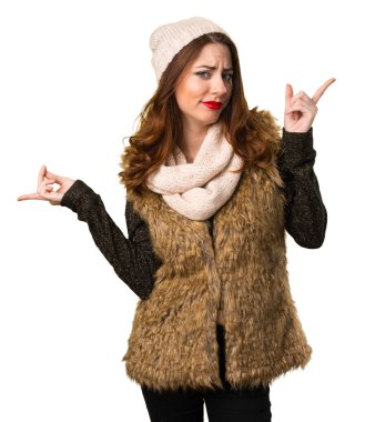 Şüpheleri laterallerin işaret kış kıyafetleri ile kız