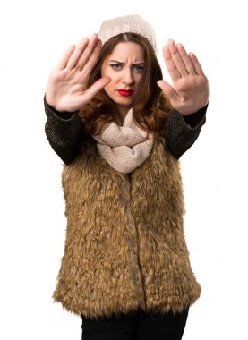 Dur işareti yapma kış kıyafetleri ile kız