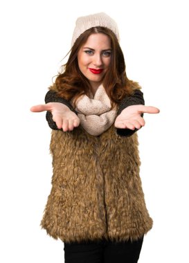 Bir şey sunmak kış kıyafetleri ile kız