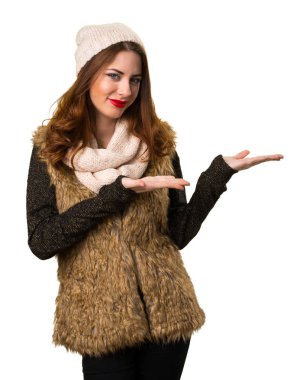 Bir şey sunmak kış kıyafetleri ile kız