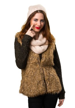 Bir şeyler gösteriyor kış kıyafetleri ile kız