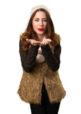 Bir öpücük gönderme kış kıyafetleri ile kız