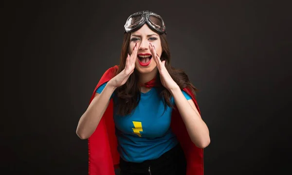 Mooie superheld meisje schreeuwen op zwarte achtergrond — Stockfoto