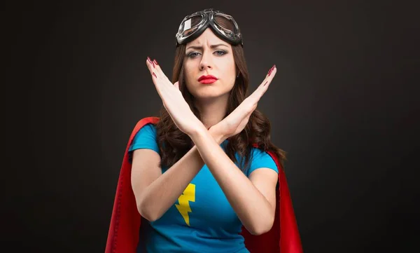 Bastante chica superhéroe haciendo ningún gesto sobre fondo negro —  Fotos de Stock