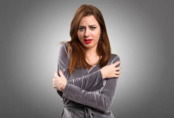 Menina bonita congelamento no fundo texturizado — Fotografia de Stock