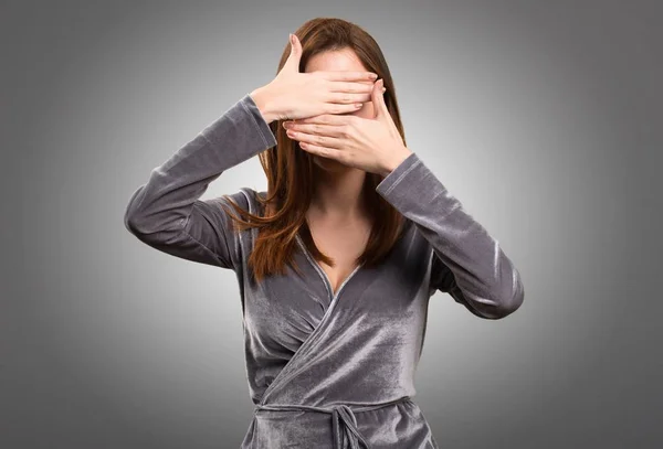 Hermosa joven que cubre su cara sobre fondo texturizado —  Fotos de Stock