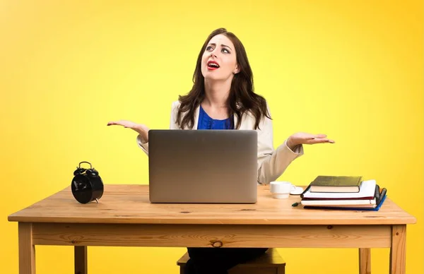 Zakenvrouw werkt samen met haar laptop en in zen standpunt inzake co — Stockfoto