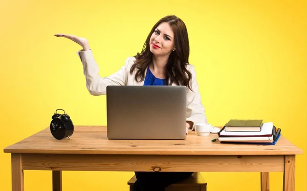 Affärskvinna arbetar med sin laptop och hålla något på — Stockfoto