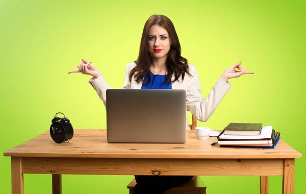 Affärskvinna arbetar med sin laptop och pekar till den senare — Stockfoto