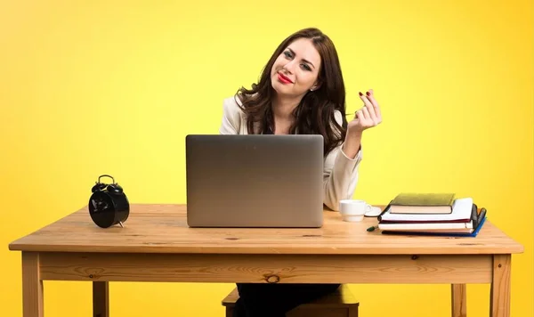 Mujer de negocios trabajando con su portátil y haciendo gesto de dinero — Foto de Stock