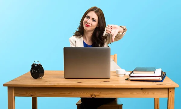 Επιχειρήσεων γυναίκα λειτουργεί με το laptop και κάνοντας κακό σήμα για — Φωτογραφία Αρχείου