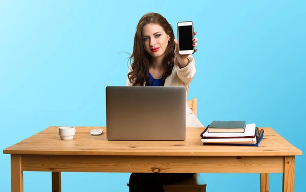 Femme d'affaires travaillant avec son ordinateur portable et avec son mobile sur co — Photo