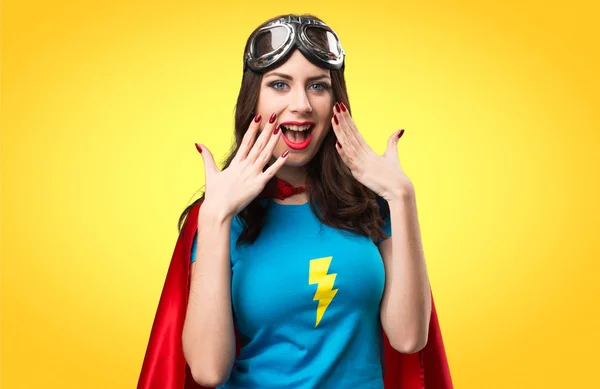 Mooie superheld meisje maken verrassing gebaar op kleurrijke backgr — Stockfoto