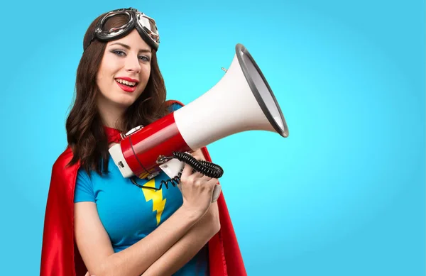 Menina super-herói bonita gritando por megafone em backgrou colorido — Fotografia de Stock