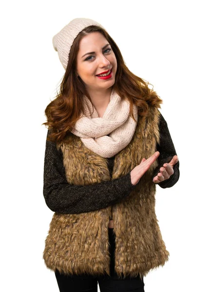 Meisje met winterkleren applaudisseren — Stockfoto