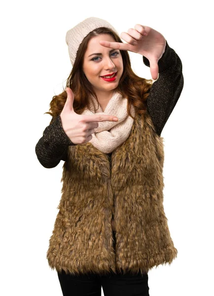 Chica con ropa de invierno enfocándose con sus dedos —  Fotos de Stock