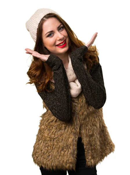 Gelukkig meisje met winter kleding — Stockfoto