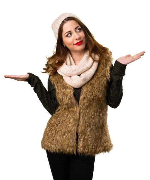 Dívka s zimní oblečení nedůležité gesto — Stock fotografie