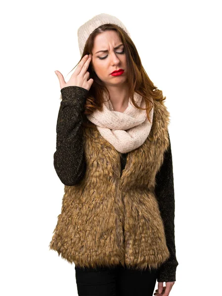 Chica con ropa de invierno haciendo gesto suicida — Foto de Stock