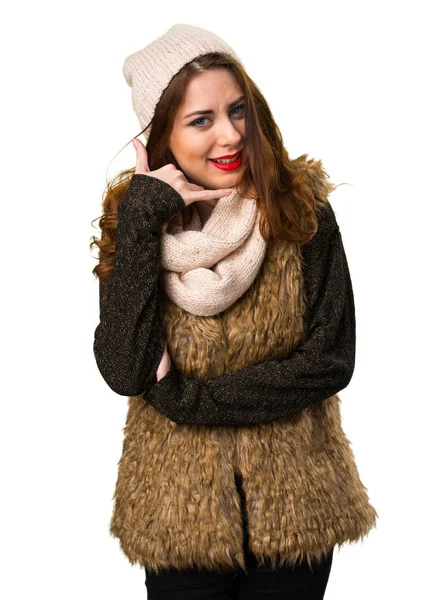 Mädchen mit Winterkleidung macht Handygeste — Stockfoto