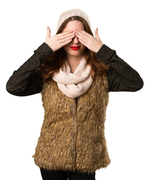 Dívka s zimní oblečení pokrývající její oči — Stock fotografie