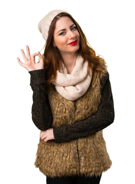 Dziewczyna z zimowych ubrań Dokonywanie znak Ok — Zdjęcie stockowe