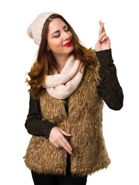 Mädchen mit Winterkleidung drückt die Daumen — Stockfoto