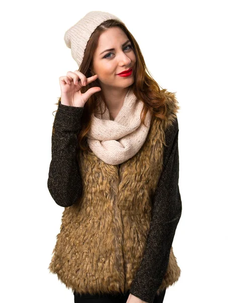 Chica con ropa de invierno haciendo pequeña señal — Foto de Stock